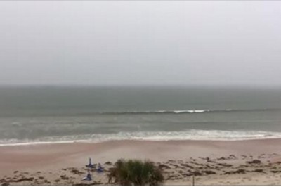 Patrz dokładnie na fale! To co zobaczysz po kilku sekundach wgniata w fotel i przeraża!