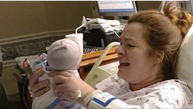 Pielęgniarka podaje matce jej noworodka! Kiedy ta patrzy w jego usta widzi krew i jest przerażona! 