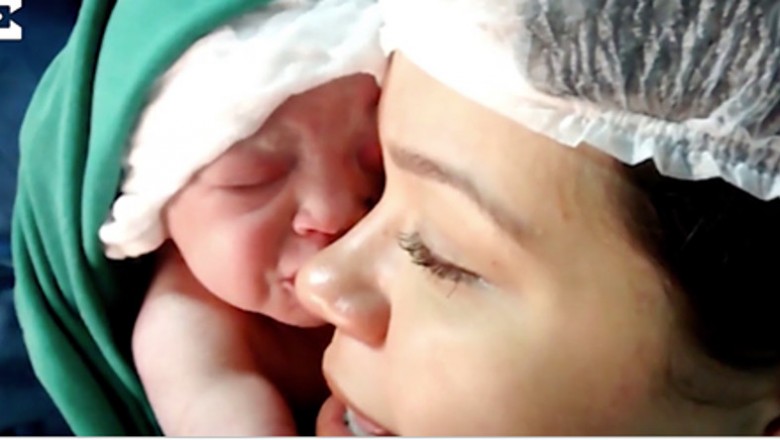 Pielęgniarka zaraz po urodzeniu przykłada noworodka do twarzy mamy. Reakcja malucha jest wzruszająca!