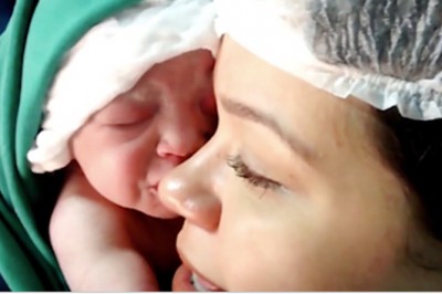 Pielęgniarka zaraz po urodzeniu przykłada noworodka do twarzy mamy. Reakcja malucha jest wzruszająca!
