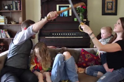 Pięcioosobowa rodzina porzuca wielki dom. Dowiedz się jaki dają przekaz! 