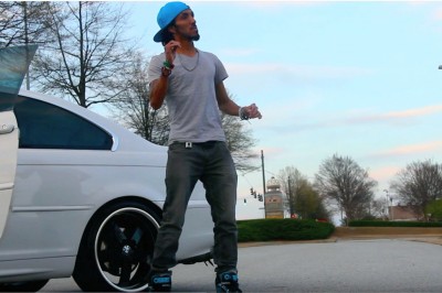 Po prostu wysiadł z auta gdy zaczęła się muzyka! Jego ruchy są nieziemskie! 