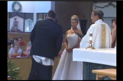 Po tej akcji świadka nowożeńcy nie mogli przestać się śmiać! Pokaz bielizny męskiej pod ołtarzem! 