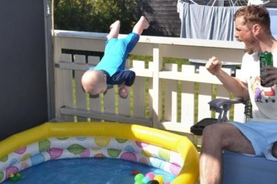 Po tym zdjęciu okrzyknęli go najgorszym ojcem na świecie! Prawda okazałą się o wiele bardziej zaskakująca! 