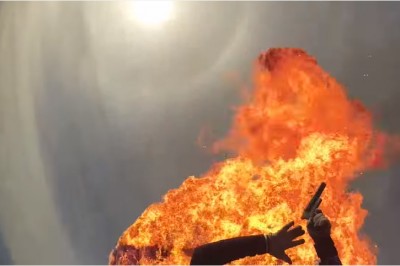 Po wyskoczeniu z samolotu wyciągnęła broń i podpaliła swój spadochron! Efekt mrozi krew!! 