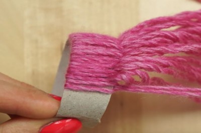 Pocięła rolkę po papierze toaletowym. Potem zaczęła ją owijać włóczka! Rezultat jest cudowny! 