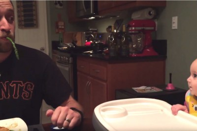 Podczas obiadu tata zrobił coś co wywołało niesamowity śmiech jego synka! Musisz to zobaczyć!