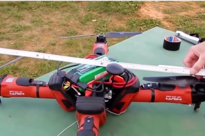 Podczepił beczkę piwa do drona zrobionego ze szlifierek! To dopiero zabawka dla facetów!