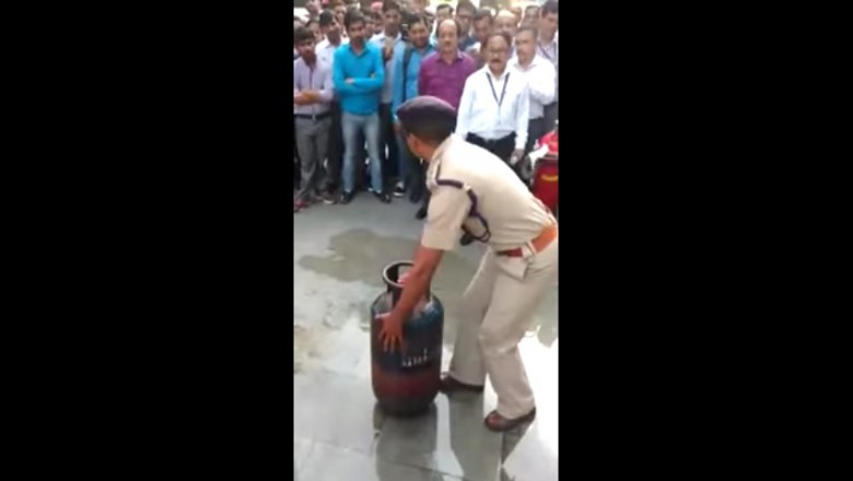 Policjant pokazuje jak zgasić płonącą butlę LPG! Pokaz bezpieczeństwa wśród tłumu ludzi!