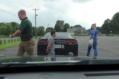 Policjant zatrzymał jej  chłopaka i rzucił go na kolana! Gdy  podchodzi mu pomóc, zaczyna krzyczeć!