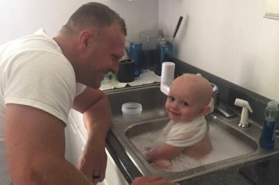 Policjanta tylnym siedzeniu znajduje pokryte wymiocinami dziecko! To co dzieje się z jego matką jest szokujące! 