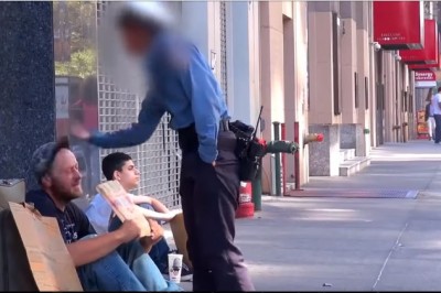 Policjantka potraktowała bezdomnego jak śmiecia!  Facet okazał się bohaterem z wielkim sercem!