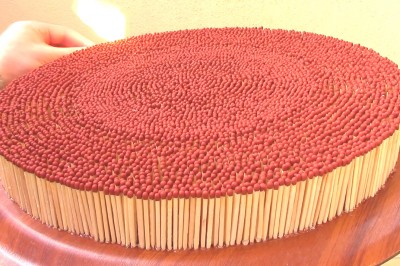 Poszło z dymem! Spalanie 4 tysięcy zapałek przez reakcję łańcuchową!