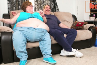 Poznaj kobietę z dwumetrowym brzuchem. Jej mąż to uwielbia! 