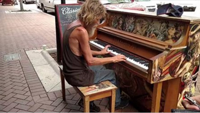 Pozwolił bezdomnemu zagrać na pianinie! Jego niezwykły występ zaszokował przechodniów! 