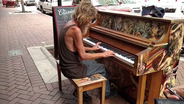 Pozwolił bezdomnemu zagrać na pianinie. Zaszokował przechodniów.