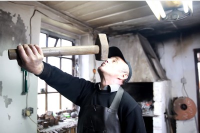 Prawdziwy kowal całuje młot równie delikatnie jak kobietę!