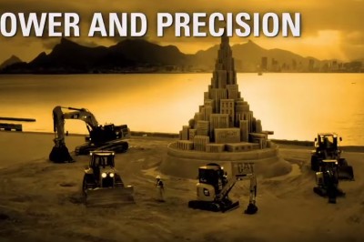 Przy pomocy 3 koparek i spychaczy zbudowali... zamek z piasku. Zabawa dużych chłopców! 