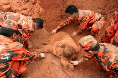 Ratownicy przeszukują gruzy i znajdują ciało matki! To co ukrywa w swoich ramionach doprowadza wszystkich do łez!