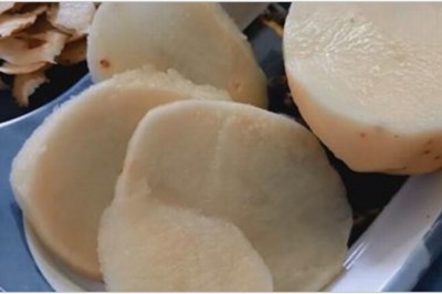 Regularnie nacierała twarz plastrem surowego ziemniaka! Zobacz co stało się z jej skórą!