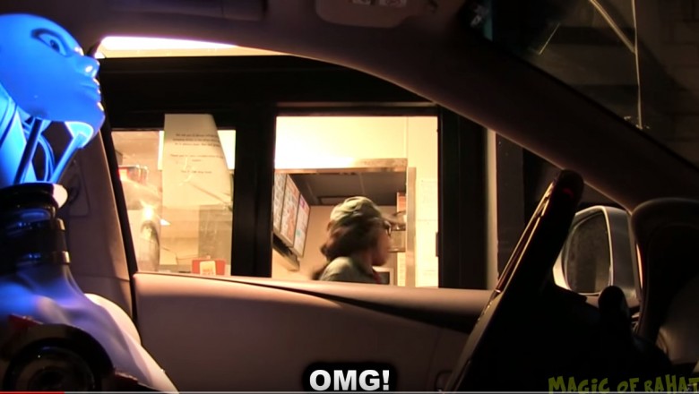 Robot podjeżdża złożyć zamówienie do okienka w McDonald's. Reakcja pracowników rozbawi Cie do łez.