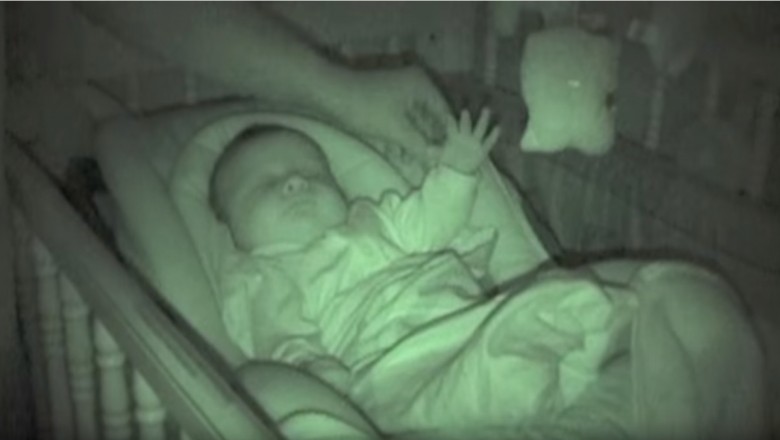 Rodzice sprawdzali czy ich maluszek słodko śpi! To co odkryli musieli nagrać i pokazać światu!