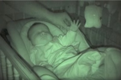 Rodzice sprawdzali czy ich maluszek słodko śpi! To co odkryli musieli nagrać i pokazać światu!