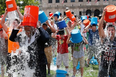 Rok temu internet oszalał na punkcie Ice Bucket Challenge. Poznaj zaskakujący rezultat.