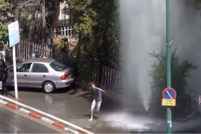 Samochód uderzył w hydrant! Nagle pojawił się mężczyzna który zrobił coś czego nikt się nie spodziewał! 