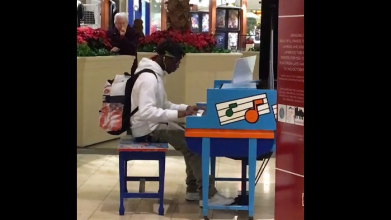 Samouk zagrał na pianinie w galerii! Gdy nagranie pokazano w sieci dostał setki ofert występów!
