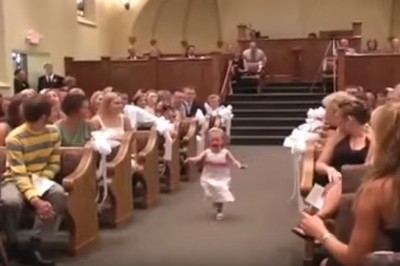 Ta dziewczynka skradła całe show! Zobacz najlepsze wejście małej druhny w historii ślubów! 