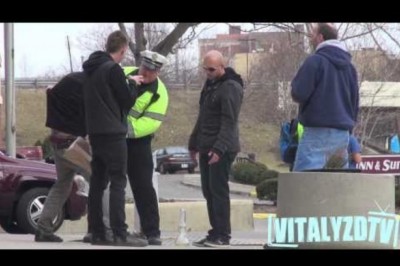   Tak się robi w jajo policję! Palenie trawki w miejscu publicznym :D