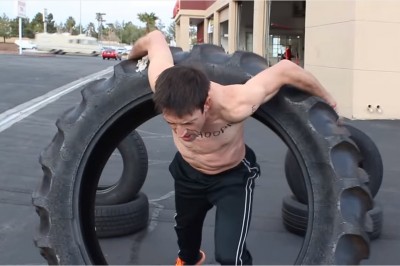Takiego cwaniaka to jeszcze nie widziałem! Facet używa opony od traktora jako hula-hop! 