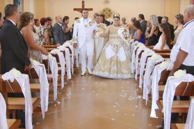 Takiego przepychu jeszcze nie widziałam! Panna młoda w sukni obwieszonej Euro na romskim weselu!