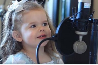 Tata poprosił 3 letnią córeczkę żeby zaśpiewała w ich domowym studio! Dziewczynka podbiła internet!