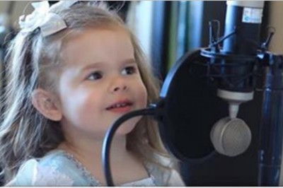 Tata poprosił 3 letnią córeczkę żeby zaśpiewała w ich domowym studio! Dziewczynka podbiła internet!