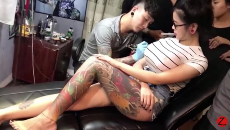 Tatuażysta robi tatuaż kobiecie z wielkimi piersiami! Nagle jedna z nich eksploduje mu w twarz! 