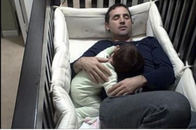 Tatuś wszedł do łóżeczka żeby ukoić plącząca córkę! To co stało się chwilę potem jest niewiarygodne!