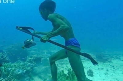 Ten człowiek schodzi 20 metrów pod wodę na jednym wdechu. Na dnie zaczyna polować! 