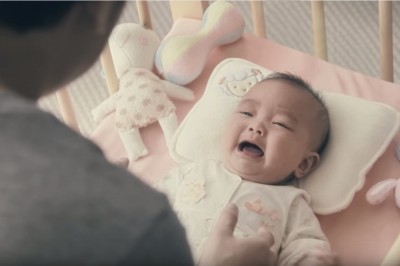 Ten maluch nie przestawał płakać. Jego ojciec w końcu zrobił to co należy, reakcja była natychmiast!