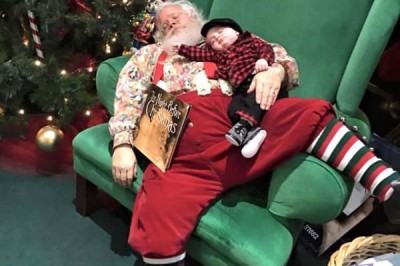 Ten maluch zasnął w kolejce do Mikołaja! Jego tata zrobił mu najsłodsze zdjęcie tej zimy! 