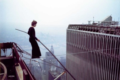 Ten mężczyzna NAPRAWDĘ przeszedł między wieżami WTC. Jego historia zainspirowała filmowców!