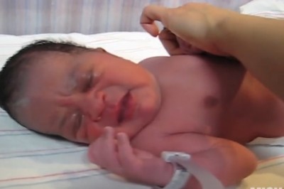 Ten noworodek cały czas płakał. Kiedy usłyszał głos swojego ojca... Niesamowita reakcja!