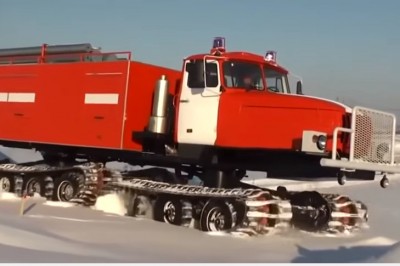 Ten potwór wjedzie wszędzie! Niesamowity wóz rosyjskiej straży pożarnej! 