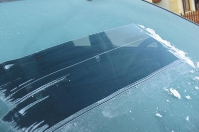 Ten prosty sposób na pozbycie się lodu z szyby auta, uratuje Ci każdy zimowy poranek! Rewelacja!