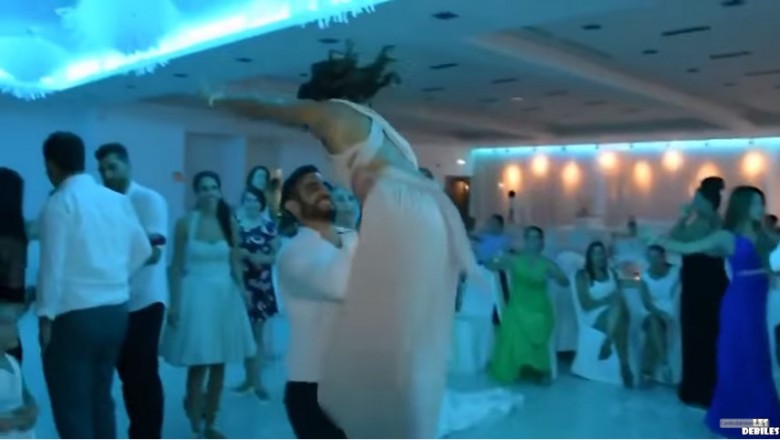 Ten taniec miał zaskoczyć wszystkich gości na weselu! Zamiast tego poleciała prosto na twarz!