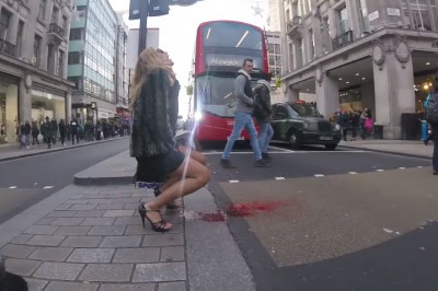 To idealnie pokazuje znieczulice! Kobieta dostaje obfitego okresu na  ulicy i próbuje prosić ludzi o pomoc!