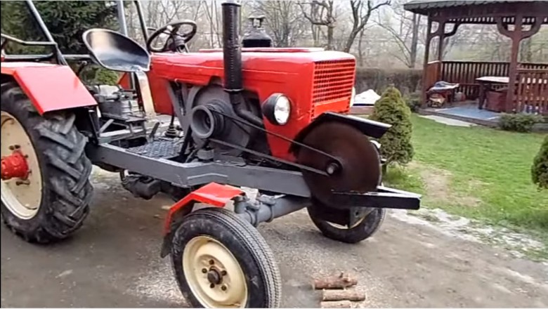 Trzeba sobie ułatwiać! Zobacz jak działa piłą mechaniczna podłączona do traktora! 
