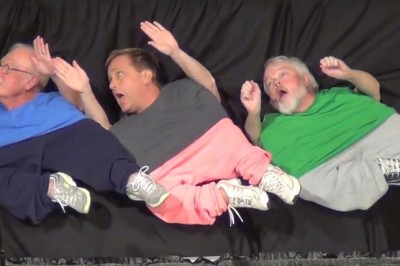 Trzech facetów udających karzełków śpiewających Gangnam Style! Kolesie ostro odjechali! 