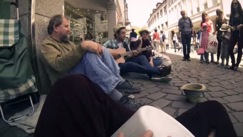 Trzech niemieckich studentów robi pozytywną niespodziankę bezdomnemu! Wielki szacunek!